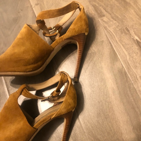 Authentic Burberry high heels - Picture 3 of 5
